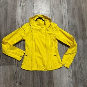 Bench Urbanwear Women’s Athletic Bright yellow asymmetrical jacket windbreaker M